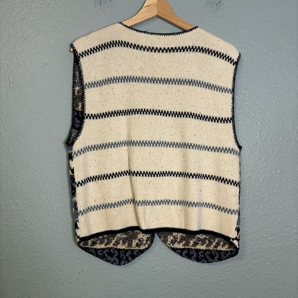 Vintage Women's Knit Blue White Stripe Heart Cottagecore Vest - Picture 6 of 9